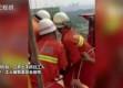 手机打捞背后的温暖，消防员颜值担当意外走红