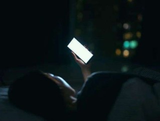 电梯惊魂，男子手抖到拿不住手机，电梯秒变水帘洞