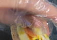 浙江顾客在网红汉堡中吃出刀片，食品安全问题再次引发关注