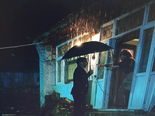 暴雨之夜，家的守望，手机光影与梦乡温柔的交织