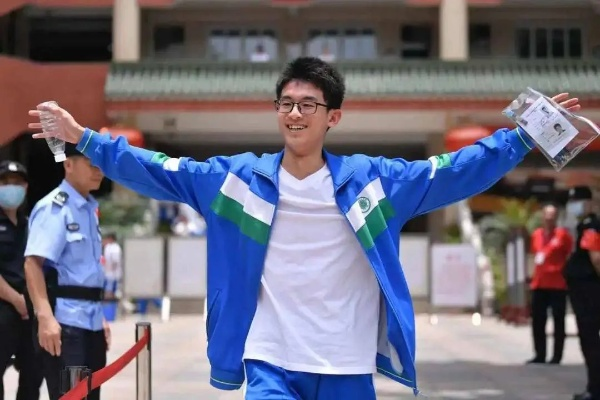 四度领跑，超越自我，一位考生的非凡考场之旅